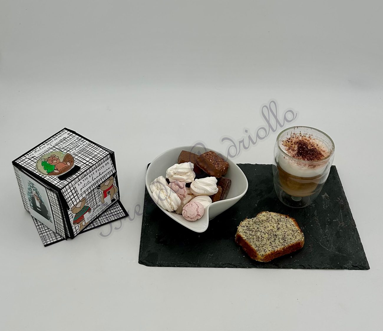 Cartes créatives et cappuccino, ambiance de l'atelier Café Croc & Créa