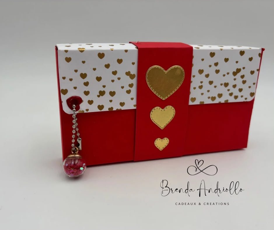 Pochettes déco rouge et or à cœurs, créations de Brenda Andriollo