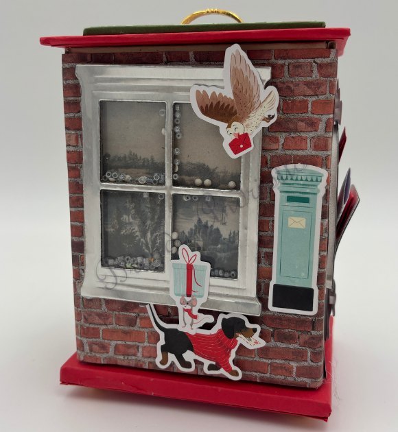 Mini-album en forme de maison de ville en brique, fenêtre blanche et boîte aux lettres en papier