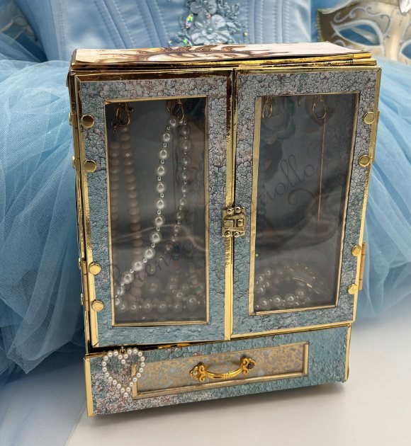 Petite armoire à bijoux en cartonnage bleu et or, portes vitrées et tiroir