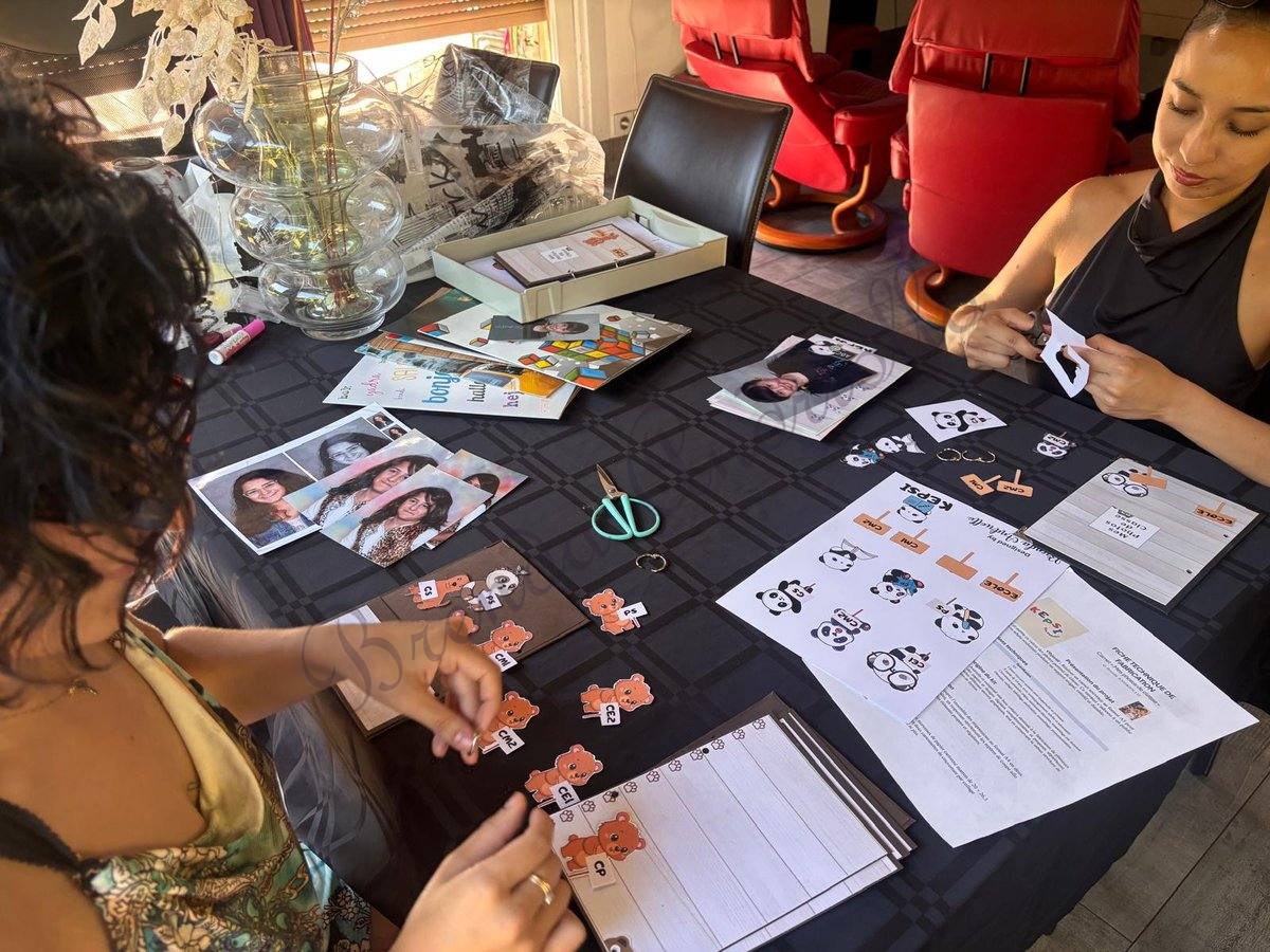 L'atelier en cours : découpe des personnages et montage du carnet