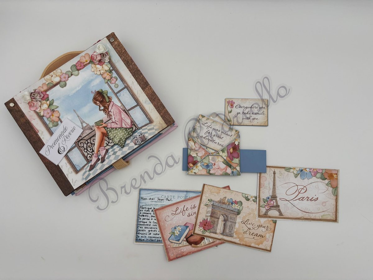Album souvenir sur le thème de Paris, couverture fleurie entourée de ses cartes détachables