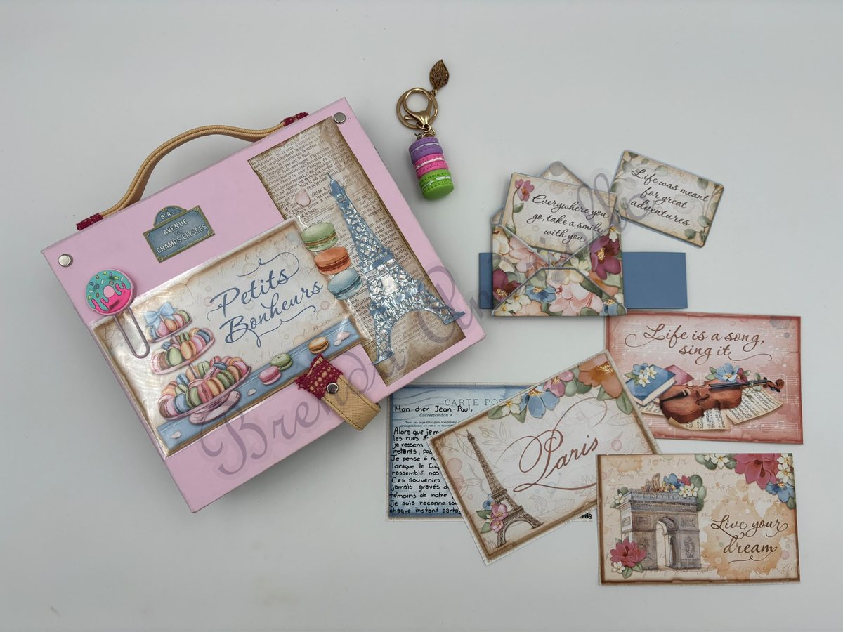 Valisette rose « Petits Bonheurs » à poignée, breloque macarons et Tour Eiffel, et ses cartes