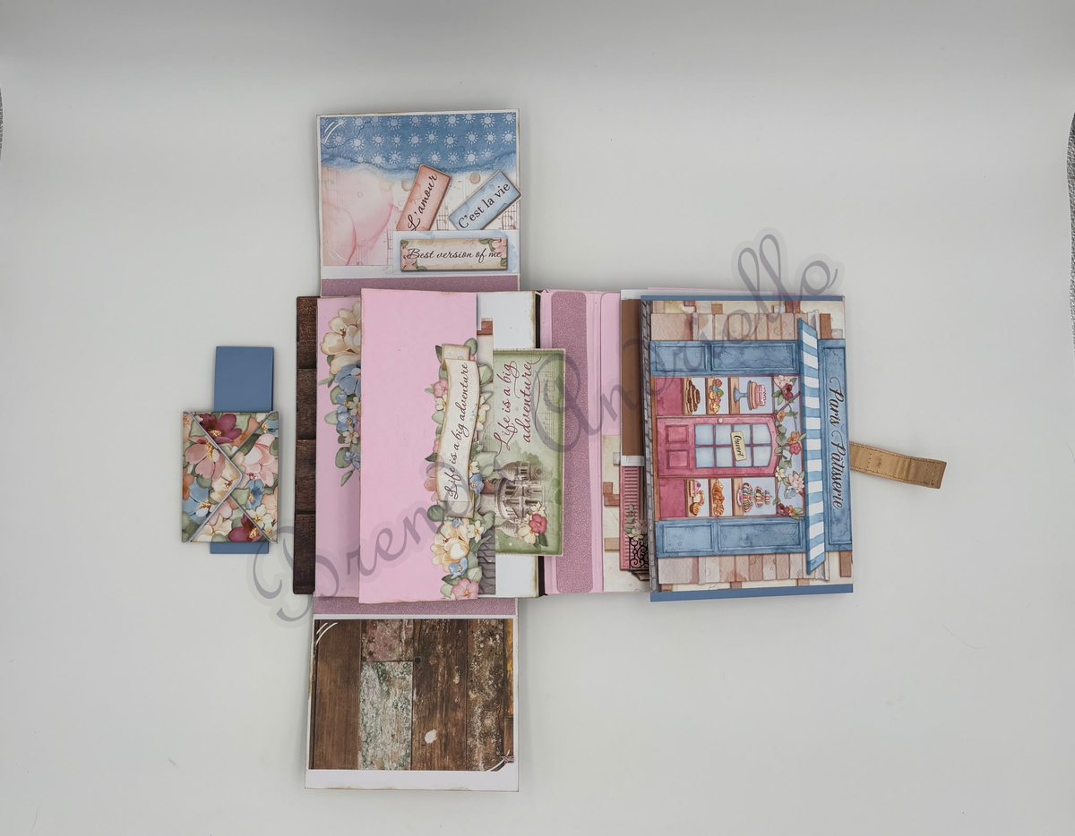 Album parisien déplié, volets et pochettes intérieures en papiers rose et bleu